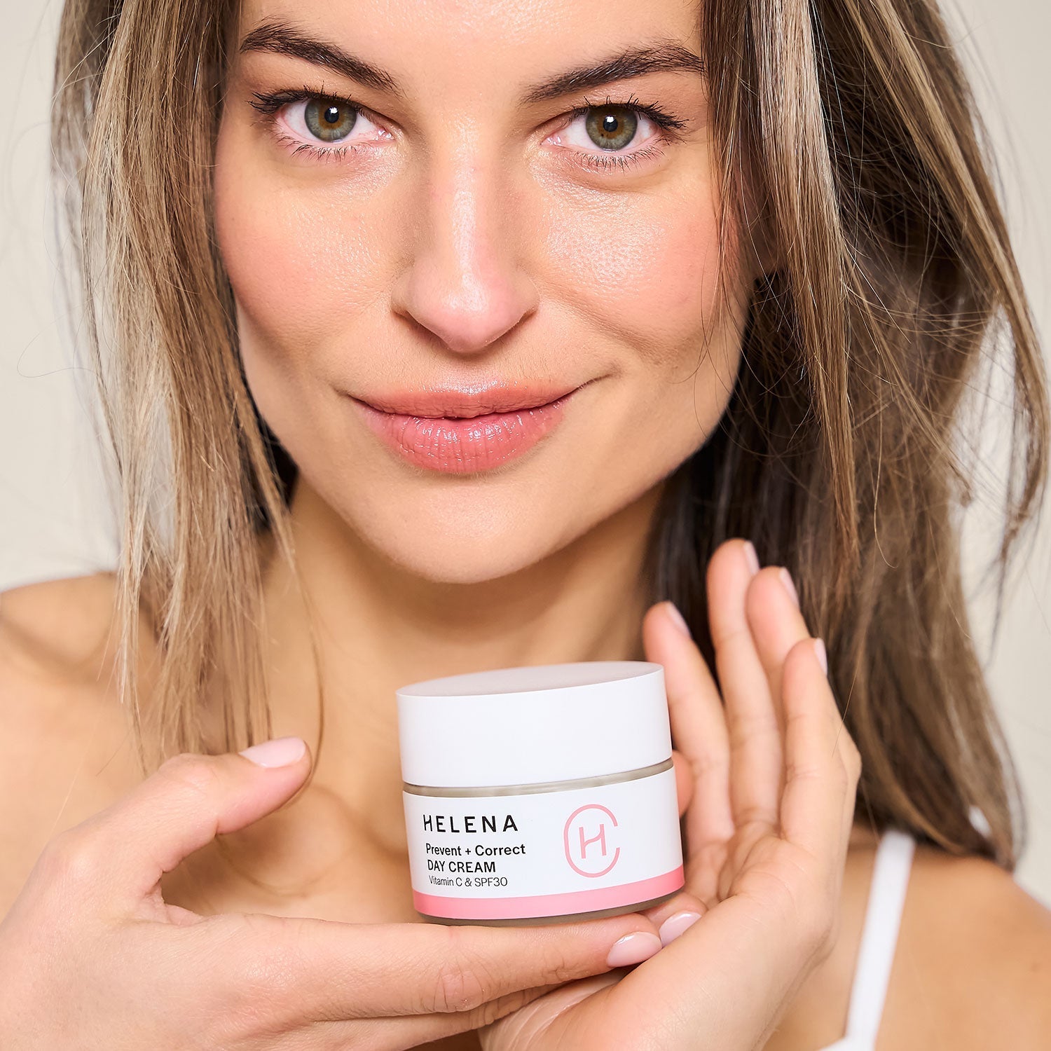 7 grunner til hvorfor du bør bruke dagkrem med solfaktor for voksen hud